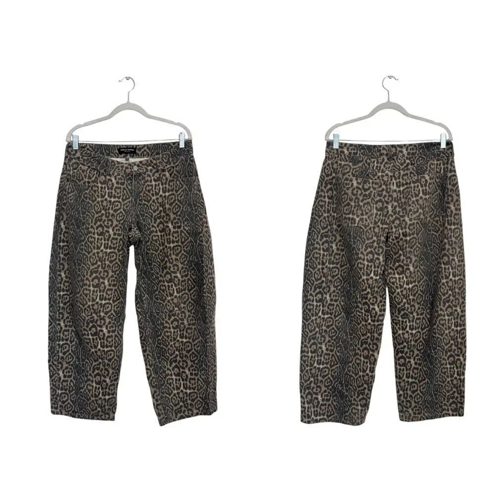 Ashley Mason Premium leopard print barrel leg jeans - Picture 3 of 6